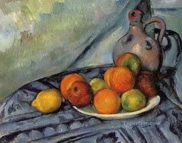 印象派の静物画 Painting - テーブルの上の果物と水差し ポール・セザンヌ 印象派の静物画
